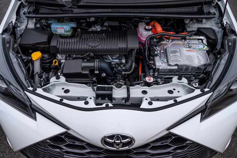 Моторный отсек Toyota Yaris Hybrid GR Sport 2019 года  (UK) (фото 24 из 40)